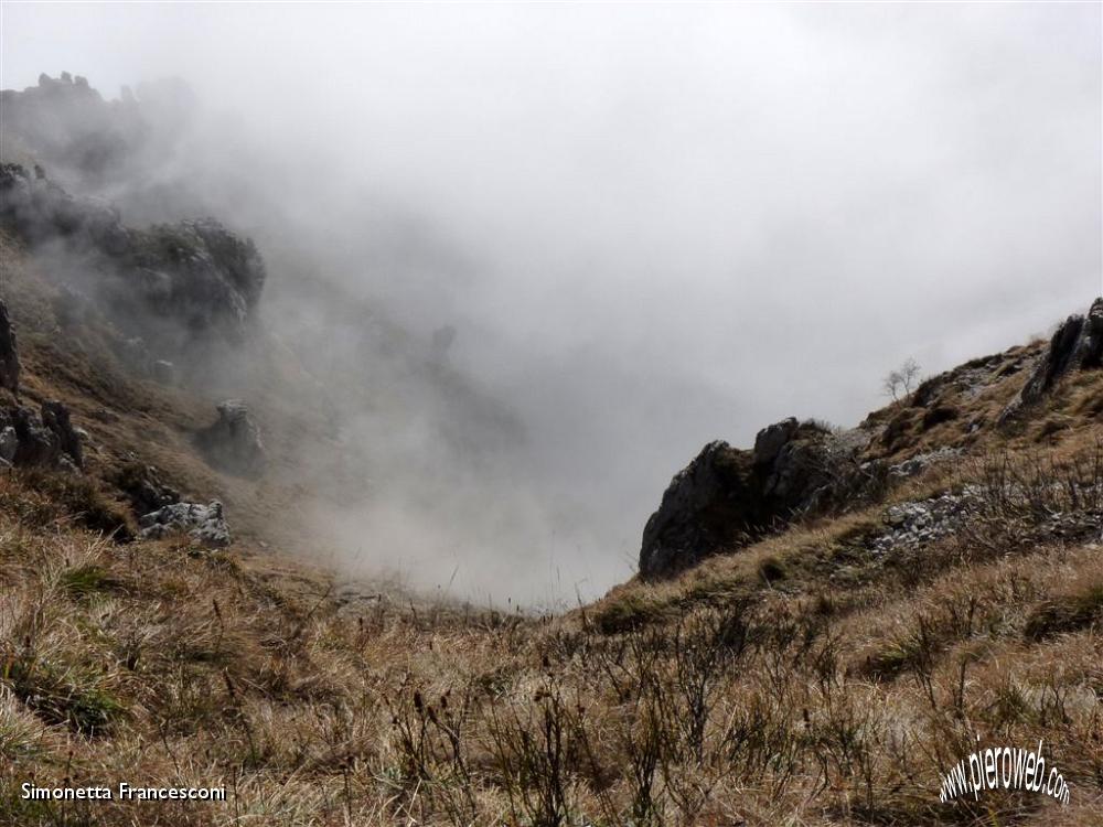 29 Imbuto di nebbia in vetta.JPG